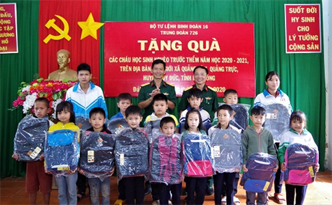 Trung đoàn 726, Binh đoàn 16 tặng cặp sách cho học sinh nghèo bước vào năm học mới