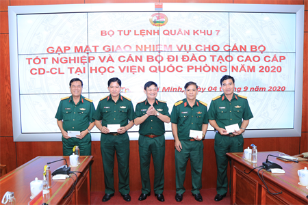 Bộ Tư lệnh Quân khu 7 gặp mặt, giao nhiệm vụ cho cán bộ tốt nghiệp và cán bộ đi đào tạo cao cấp chiến dịch – chiến lược tại Học viện Quốc phòng năm 2020