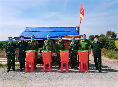 TP.HCM thăm, tặng quà lực lượng biên phòng tỉnh Long An tham gia phòng chống dịch Covid-19