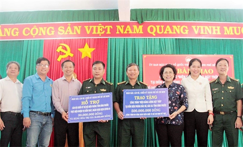 Ủy ban MTTQ Việt Nam Thành phố Hồ Chí Minh tặng 2 công trình năng lượng mặt trời cho bộ đội Biên phòng Bình Phước