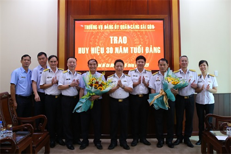 Quân cảng Sài Gòn trao tặng Huy hiệu 30 năm tuổi Đảng