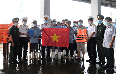 Vùng 2 Hải quân giúp ngư dân Bình Thuận khai thác thủy sản an toàn, đúng pháp luật