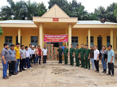 Hội Phong lan tỉnh Bình Phước tặng nhu yếu phẩm phòng, chống dịch Covid-19 cho Bộ CHQS tỉnh