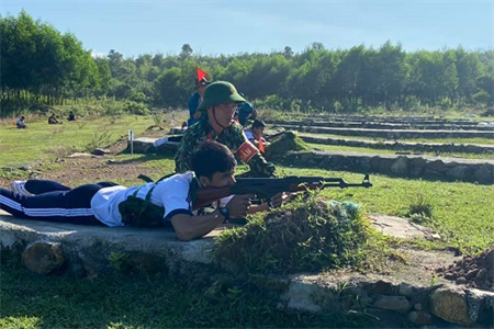 Dân quân tự vệ và học sinh THPT thành phố Đồng Xoài thực hành bắn đạn thật