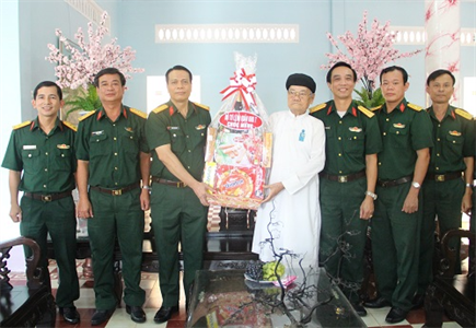 Quân khu 7 chúc mừng Tòa thánh Cao Đài Tây Ninh nhân dịp Đại lễ Hội Yến Diêu Trì Cung