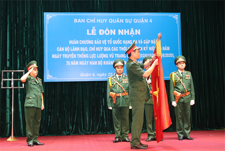 Ban CHQS Quận 4 đón nhận Huân chương Bảo vệ Tổ quốc Hạng Ba