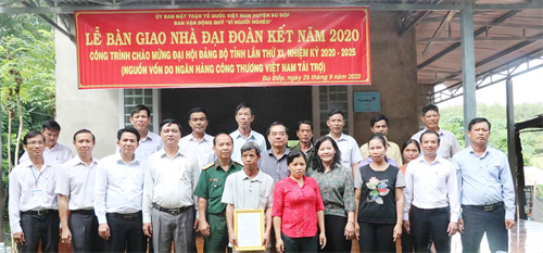Huyện Bù Đốp, tỉnh Bình Phước bàn giao nhà đại đoàn kết
