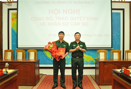 Thường vụ Đảng ủy, Bộ Tư lệnh Quân khu 7 trao quyết định về nhân sự cán bộ
