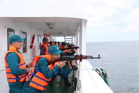 Lực lượng tự vệ biển khu vực phía Nam kiểm tra bắn đạn thật trên biển