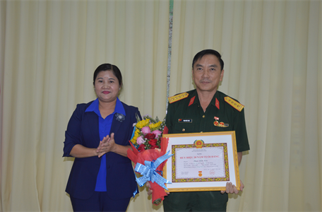 Đảng ủy Quân sự tỉnh Bình Phước trao tặng Huy hiệu 30 năm tuổi Đảng