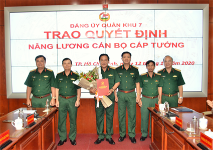 Đảng ủy Quân khu 7 trao quyết định nâng lương cấp tướng