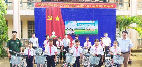 Viettel trao học bổng học sinh vượt khó tại tỉnh Bình Phước