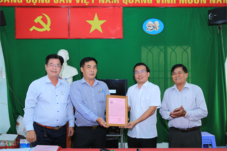 Công ty Cổ phần Tập đoàn Đầu Tư An Tín thăm, tặng quà Chi hội Cựu chiến binh huyện Củ Chi