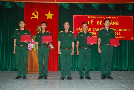 Trường Quân sự Quân khu 7: Bế giảng đào tạo căn bản tiếng Khơme khóa 11 năm 2016