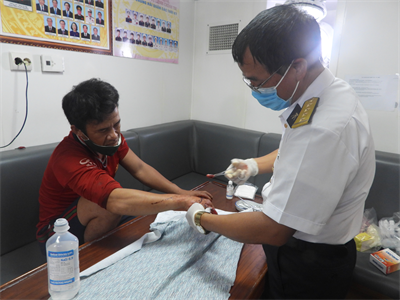 Tàu Hải quân Vùng 2 tiếp tục cấp cứu hai ngư dân trên biển