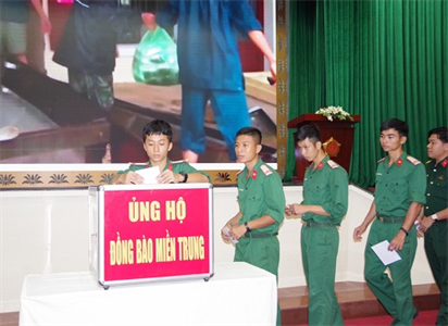 Hơn 350 cán bộ, chiến sĩ LLVT Thành phố quyên góp, hỗ trợ đồng bào miền Trung