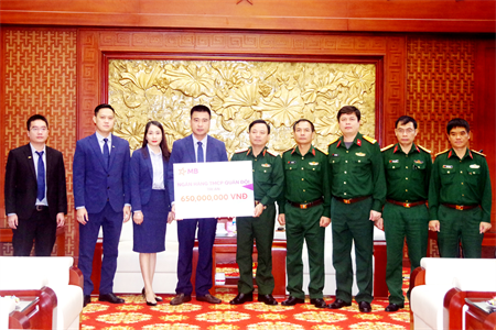 MB trao 650 triệu đồng hỗ trợ gia đình các liệt sĩ hy sinh tại thủy điện Rào Trăng 3