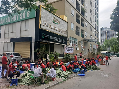 Phụ nữ Hà Nội gói bánh chưng vì miền Trung