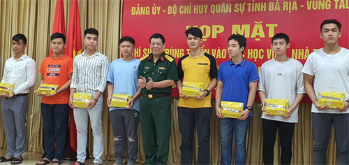Bộ CHQS tỉnh BR – VT gặp mặt biểu dương thanh niên, quân nhân trúng tuyển vào các trường trong và ngoài Quân đội