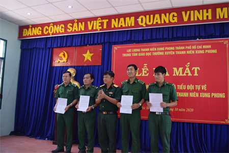 Ra mắt Ban Chỉ huy Quân sự Trung tâm giáo dục thường xuyên Thanh niên xung phong huyện Hóc Môn