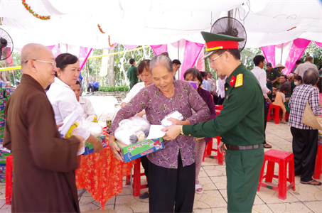 Bộ CHQS tỉnh Long An và Ban trị sự Giáo hội Phật giáo Việt Nam tỉnh Long An khám bệnh và trao tặng quà cho người dân nghèo