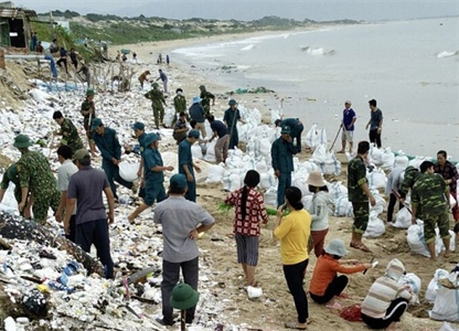 Giúp dân khắc phục sự cố biển xâm thực