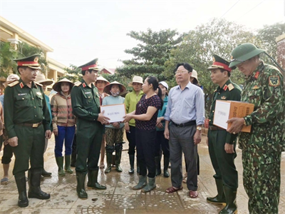 Thứ trưởng Bộ Quốc phòng Nguyễn Tân Cương thăm, tặng quà nhân dân vùng lũ Quảng Bình
