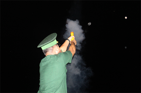 Bộ đội Biên phòng tỉnh Bình Thuận bắn pháo hiệu thông báo về bão số 9