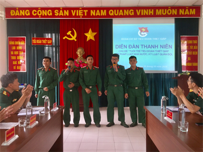 Diễn đàn thanh niên ở Tiểu đoàn Thiết giáp