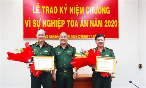 Trao tặng kỷ niệm chương “Vì sự nghiệp Tòa án”