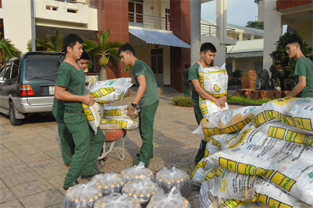 Ban CHQS thành phố Vũng Tàu chuyển hàng cứu trợ vào miền Trung
