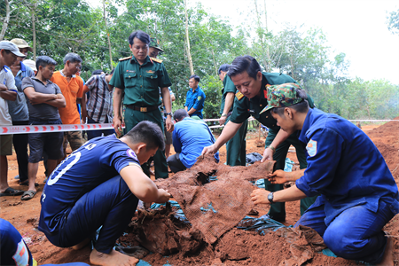 Phòng Chính sách, Cục Chính trị Quân khu 7 nắm tình hình quy tập mộ liệt sĩ tại Bình Phước