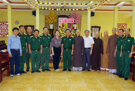 Bộ CHQS tỉnh Long An thăm, tặng quà Chùa Thiên Châu