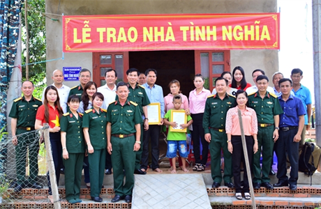 Tặng các công trình dân sinh, nhà tình nghĩa địa bàn biên giới tỉnh Long An