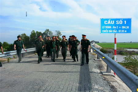 Thượng tướng Nguyễn Phương Nam kiểm tra đường tuần tra biên giới trên địa bàn Quân khu 7