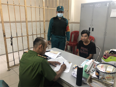 Dân quân phường Cầu Ông Lãnh, Quận 1 phối hợp bắt tội phạm
