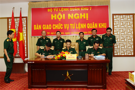 Thiếu tướng Nguyễn Trường Thắng nhận bàn giao chức vụ Tư lệnh Quân khu 7