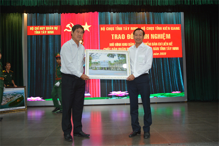 Trao đổi kinh nghiệm mô hình khu dân cư liền kề chốt dân quân biên giới