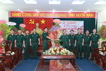 Quân khu 7 chúc mừng các trường đại học trên địa bàn nhân ngày 20-11