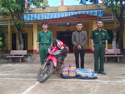 Bắt quả tang đối tượng vận chuyển pháo nổ