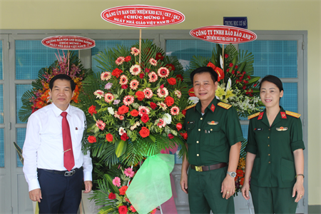 Kho K75  thăm, chúc mừng Phòng Giáo dục và Đào tạo cùng các trường học trên địa bàn nhân ngày 20/11