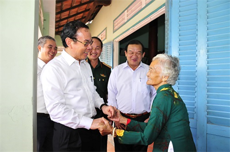 Bí thư Thành ủy TP.HCM thăm Mẹ Việt Nam Anh hùng