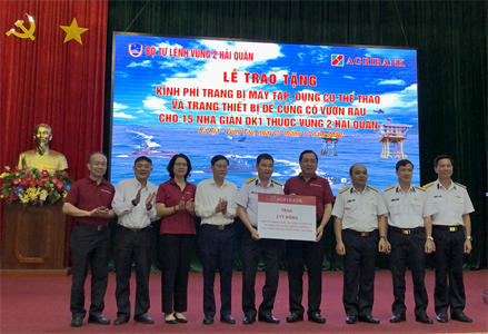 Agribank trao tặng 2 tỷ đồng trang thiết bị cho nhà giàn DK1, Vùng 2 Hải quân