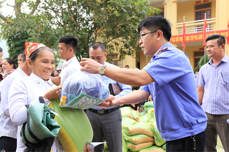 Quân khu 7 và Hội Thiện nguyện TP Hồ Chí Minh – Bình Dương tặng quà, hỗ trợ người dân Nghệ An khắc phục hậu quả mưa lũ