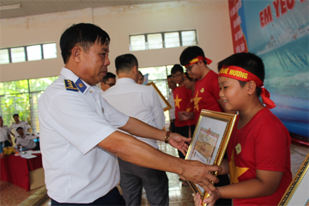 Cảnh sát biển đồng hành cùng đồng bào các dân tộc, tôn giáo