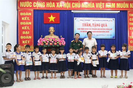 Ban CHQS Quận 7 tặng quà cho các em học sinh nghèo xã Thạnh An