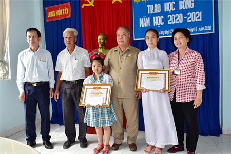 Trao học bổng cho con cựu chiến binh