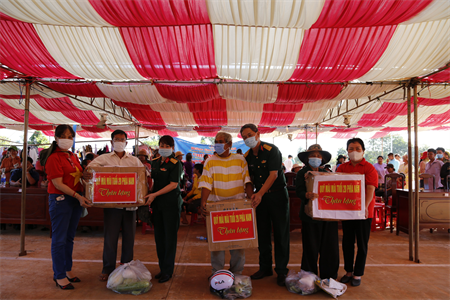 Tổng công ty Thái Sơn tặng quà hộ nghèo tại tỉnh Bình Phước