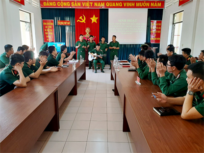 Sinh hoạt Ngày chính trị văn hóa tinh thần và Ngày pháp luật tại Tiểu đoàn Thiết giáp