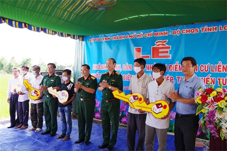 Bàn giao nhà liền kề chốt dân quân biên giới tại thị xã Kiến Tường, tỉnh Long An